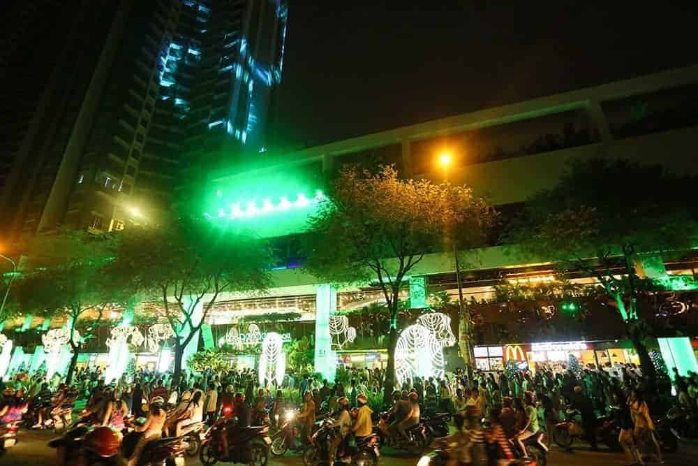 Người Dân Tụ Tập Kín Cả Khu Phố