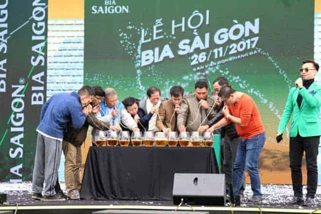 Khách Mời Thưởng Thức Bia Tại Lễ Hội 