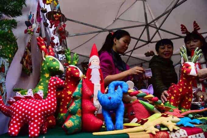 Không Khí Giáng Sinh Tràn Ngập Hội Chợ