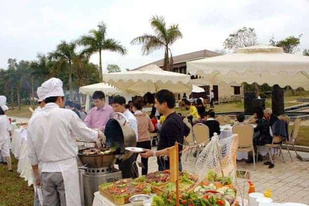 Không Gian Ngoài Trời Mang Lại Sự Mới Mẻ Cho Tiệc Tất Niên