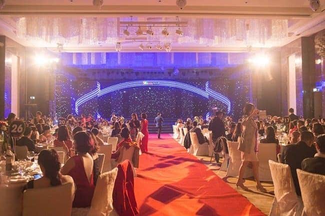 Không Gian Diễn Ra Buổi Tiệc Nên Tạo Cảm Giác Ấm Cúng Và Thân Tình