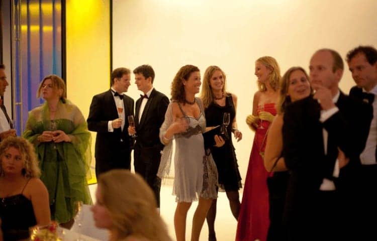 Mẹo Chọn Lựa Trang Phục Gala Dinner Gây Ấn Tượng Và Phù Hợp Nhất