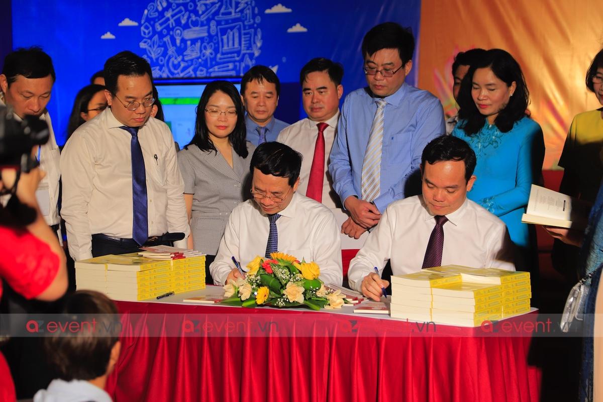 Phó Thủ Tướng Trần Lưu Quang Và Bộ Trưởng Bộ Thông Tin Và Truyền Thông Nguyễn Mạnh Hùng Ký Tặng Sách